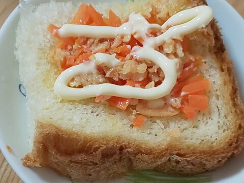 鮭フレークとにんじんトースト(*^-^*)